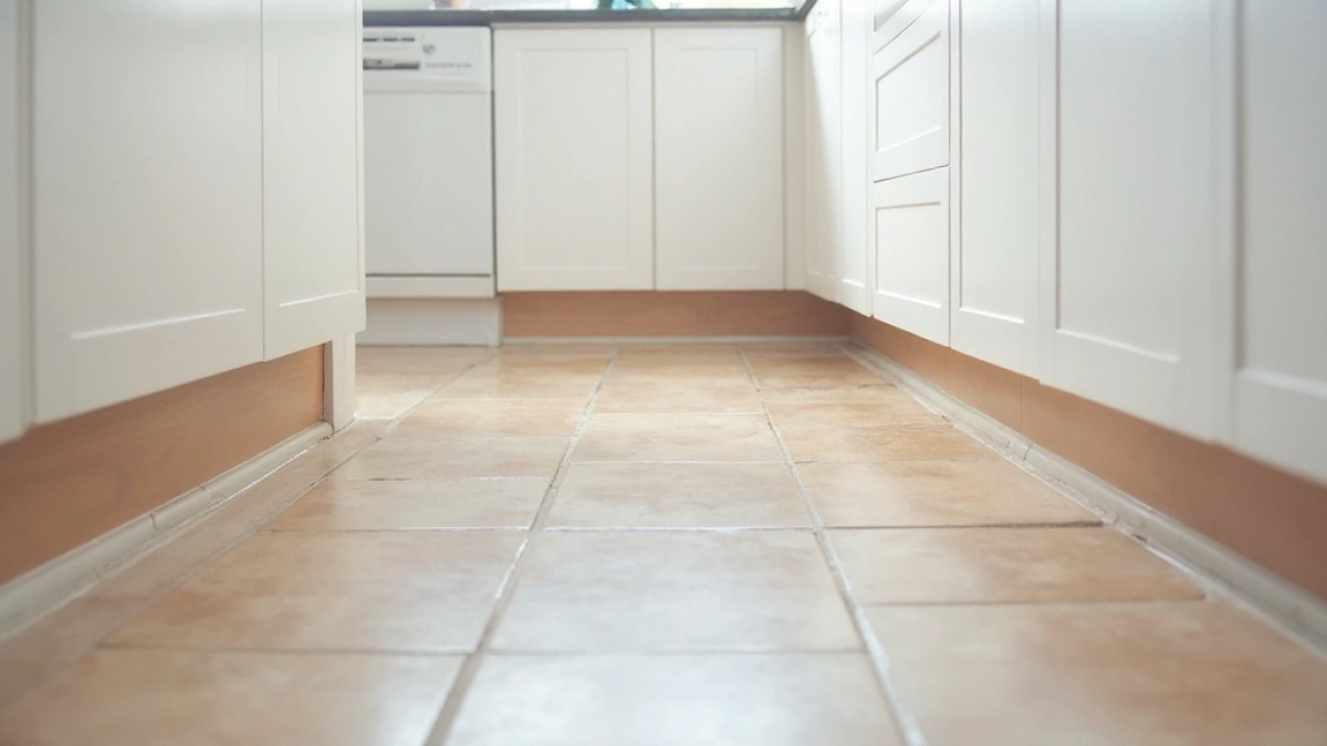 Czy układać płytki pod szafkami w kuchni