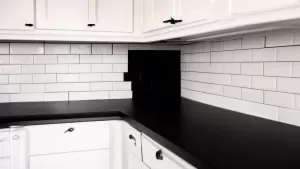 Biała kuchnia czarny blat jakie płytki