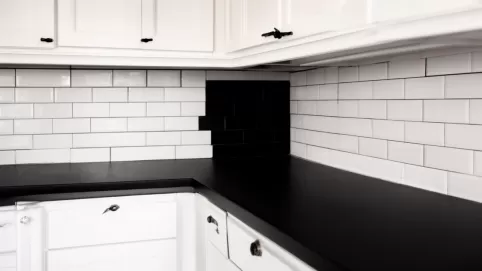 Biała kuchnia czarny blat jakie płytki