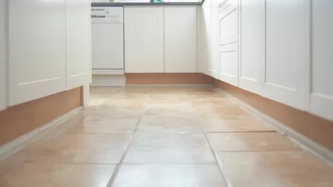 Czy układać płytki pod szafkami w kuchni