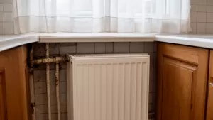 Grzejnik w kuchni za meblami