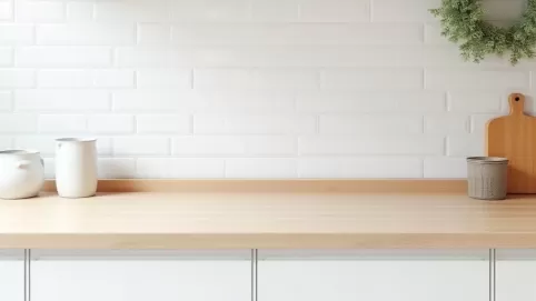 Jakie płytki do białej kuchni z drewnianym blatem